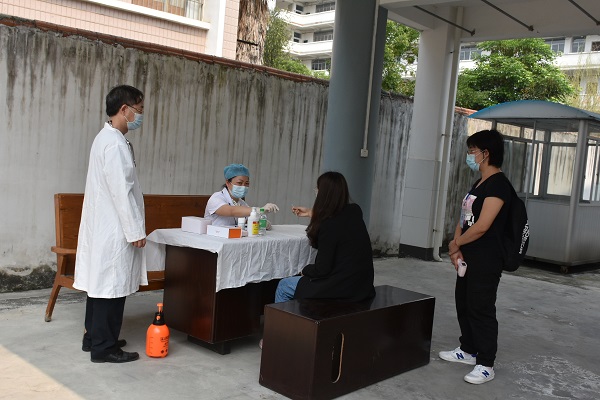模拟学生晨午检出现发热症状应急处置.JPG