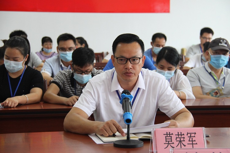 我校党总支副书记、副校长莫荣军作汇报.jpg