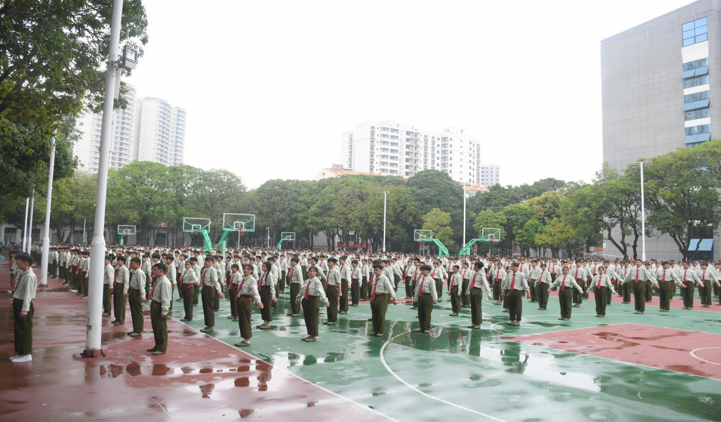 2020级新生进行军训汇报表演.jpg