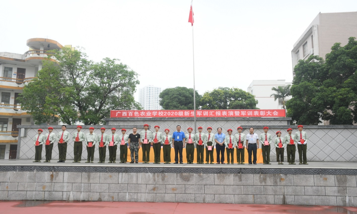 学校领导和受表彰的班级合影.jpg