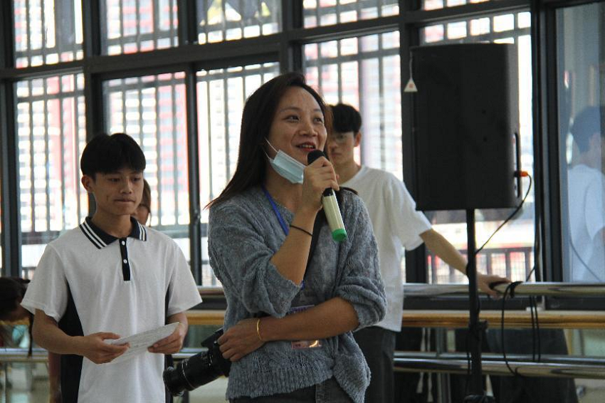 9.卢燕琪老师点评节目表演.png