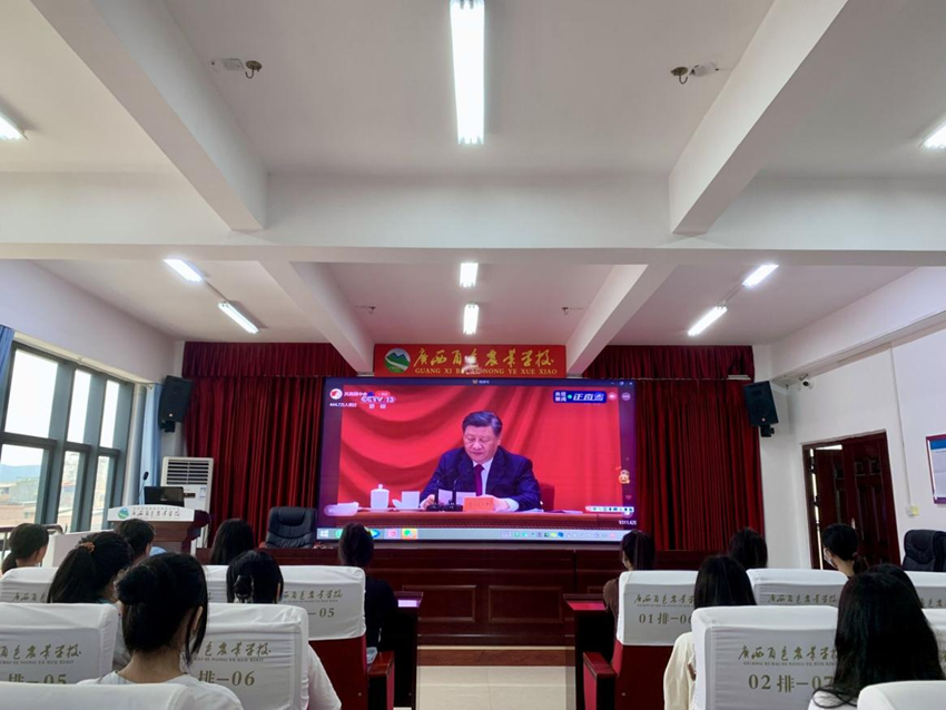 05 图为师生在收看大会直播.png