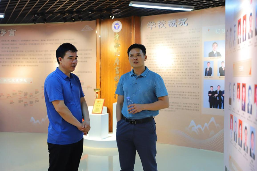 图为莫有东副校长和赵彦鸿校长在交流.png