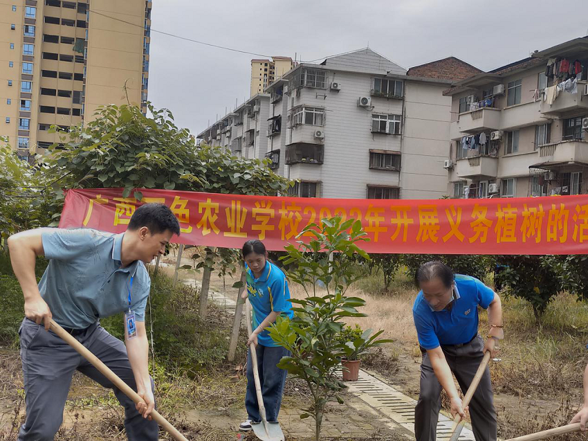 莫有东、劳克瑞副校长参与义务植树活动.png