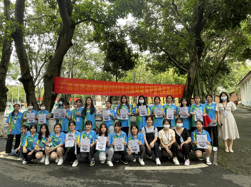 环境保护宣传实践活动部分师生合影.png
