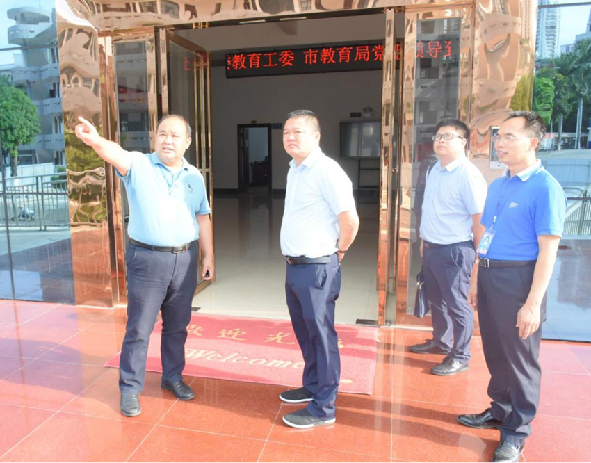 04杨序勇书记（左起二）指导学校建设现场.png
