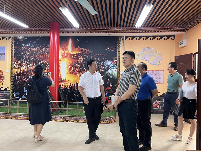 （图为参观隆林职校民族服装与服饰实训室）.png