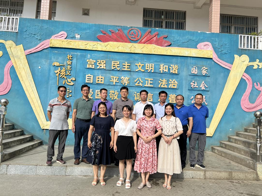 （图为与隆林职校领导合影留念）.png