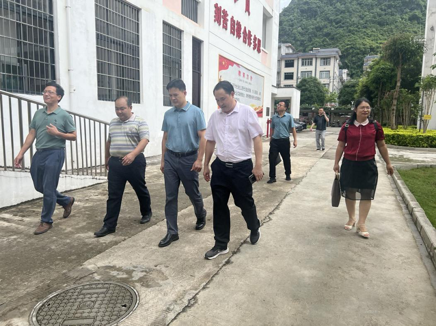 （图为参观凌云职校校园环境）.png