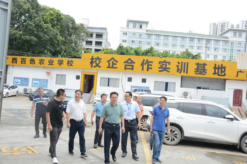 05专家组考察调研校企合作企业校内实训基地.png