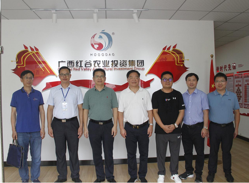 06专家组考察调研校企合作企业校内实训基地.png