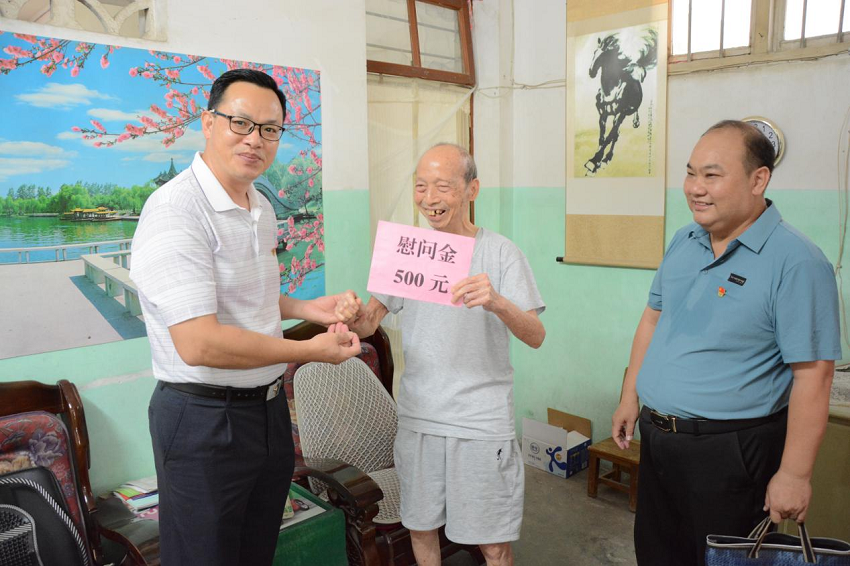 莫荣军、莫慧诚慰问退休党员陆天眷.png
