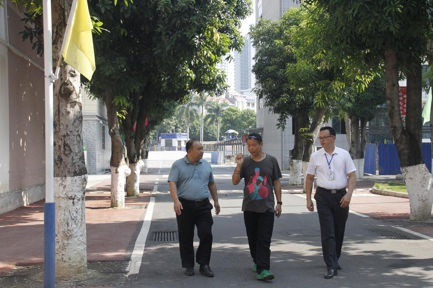 叶勇进实地考察校园文化建设现场（宿舍区）.png