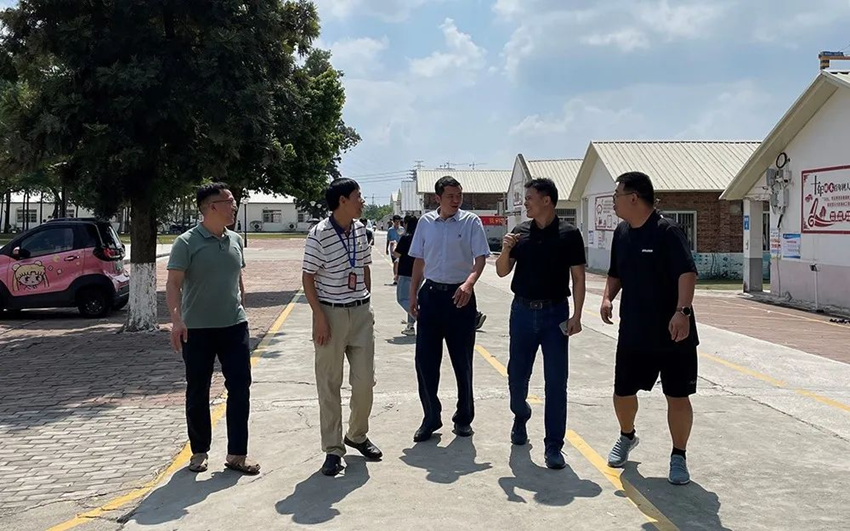 图为我校教师与广西农牧工程学校领导交流学习现场.png