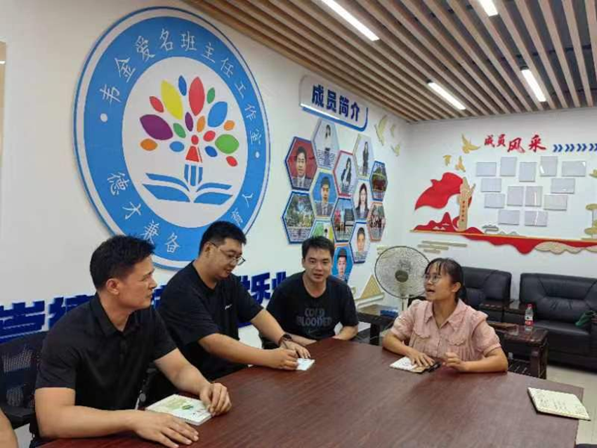 图为我校教师与广西桂林农业学校领导交流现场.png