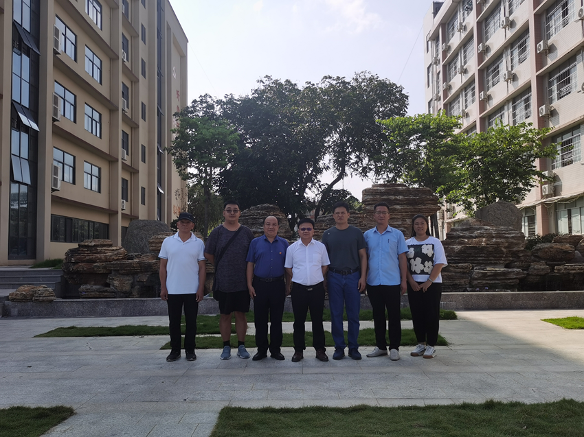 图为我校教师与广西梧州农业学校领导合影.png