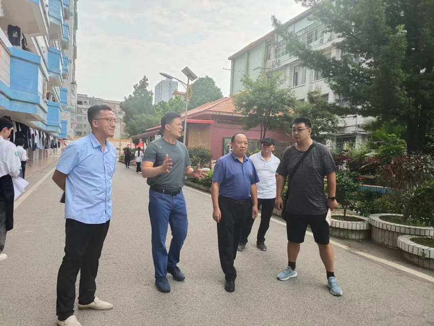 图为我校教师与广西梧州农业学校领导交流学习现场.png