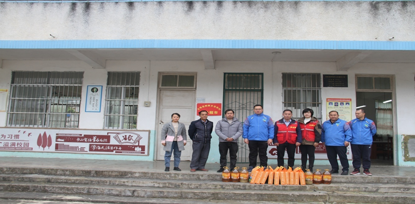图为莫荣军等慰问驻村第一书记和村两委.png
